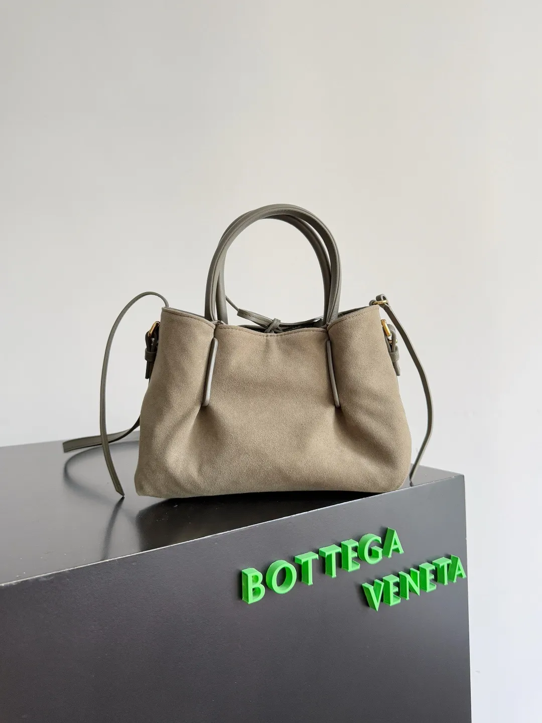 Batch 1660 BOTTEGA VENETA 2025 new product pinacoteca has super soft leather, and the weaving function, practicality and relaxed fashion sense have not been lost❤️‍🔥Amway has given sisters a must-have bag when going out. The size of the bag also accurately meets the commuting needs of urban beauties. It can accommodate mobile phones, keys, lipstick, powder, sunscreen, shopping bags...all of it! ! ! 🔥The capacity should not be underestimated~ It does not choose people, clothes, or occasions. With its majestic curved outline, exquisite woven texture, delicate edges and rounded handles, this woven vegetable basket bag truly achieves the goal of "dressing up and being fashionable without getting in the way"~ Are you interested in Jimei? Style number: 819004 Size: 24*15*12cm